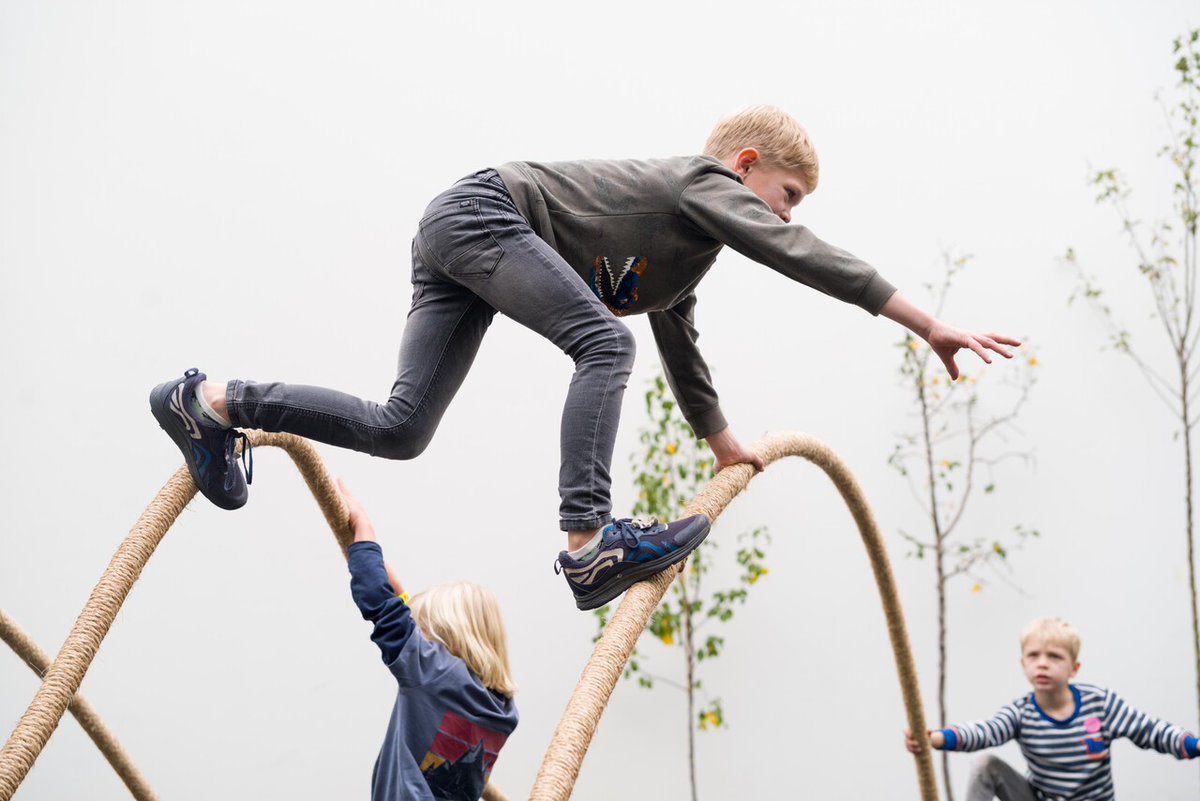 Op zondag 14 mei is er een speciale editie van de Kinderkunstclub. Dit keer met Kunstenaar Temitayo Ogunbiyi. Ze nodigt kinderen van 6 tot 12 uit om mee te denken over het ontwerp van een toevoeging aan haar installatie. Reserveer een plek: bit.ly/42qcuVP