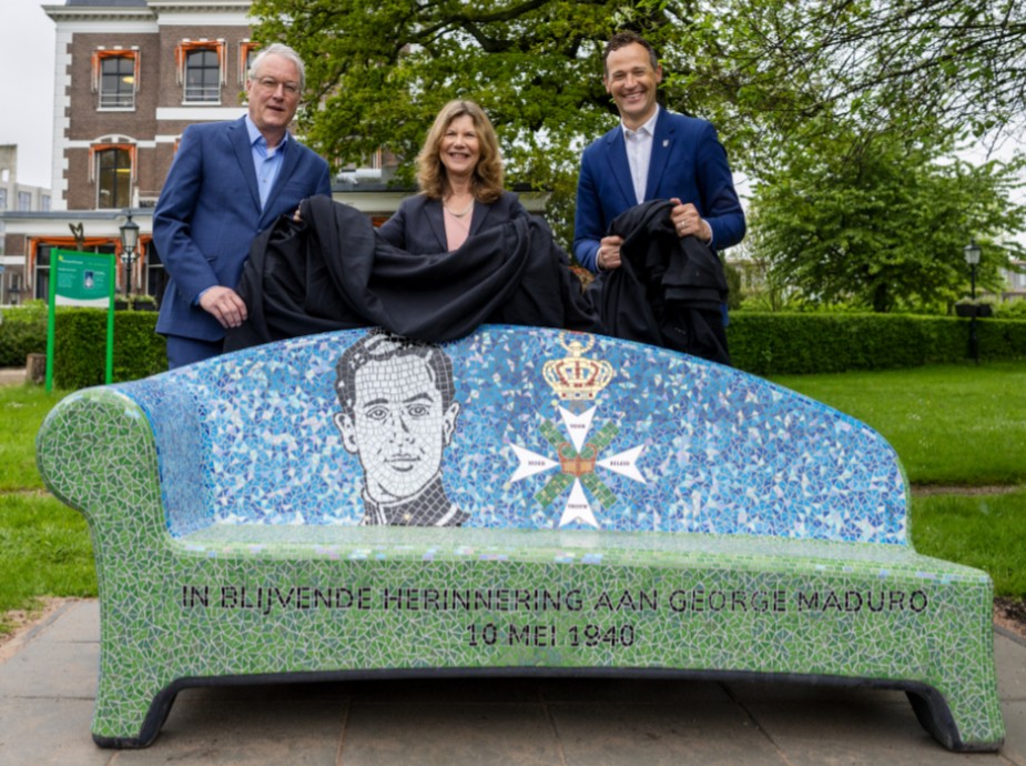 De tuin van Buitengoed Dorrepaal is een mooie ontmoetingsplek 🛋️. Binnenkort kunnen bezoekers hier via een QR-code luisteren naar het levensverhaal van George Maduro. #leidschendamvoorburg #maduro #socialsofa #middeninhetleven #herinnering #ingesprek Credits: 📸 Hilbert Krane.