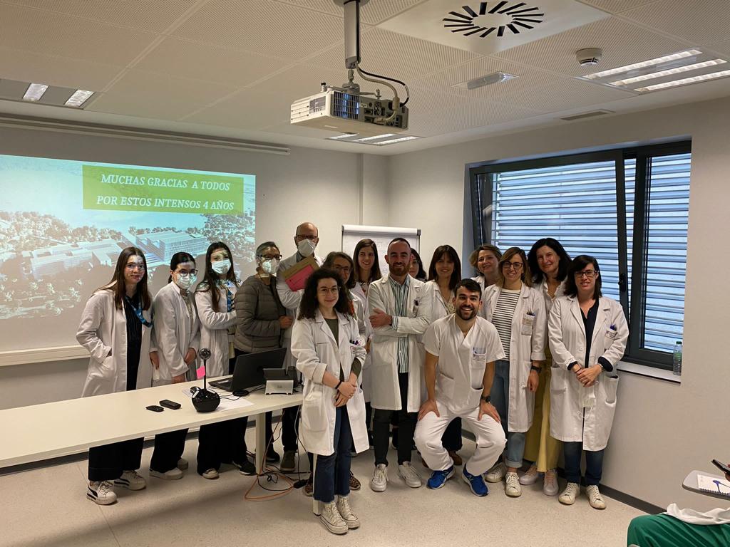 FarmaCHUAC's tweet photo. Hoy acompañamos a nuestro R4 @MartinezPradeda en la lectura de CV de fin de residencia #FarmaciaHospitalaria 

Han sido 4 años intensos, llenos de trabajo y muchas emociones. No dudamos del gran futuro laboral que te espera

Enhorabuena Álex!! Gran especialista y persona 🧑‍🎓👏🏻👏🏻 https://t.co/EyNbDB5Dsj