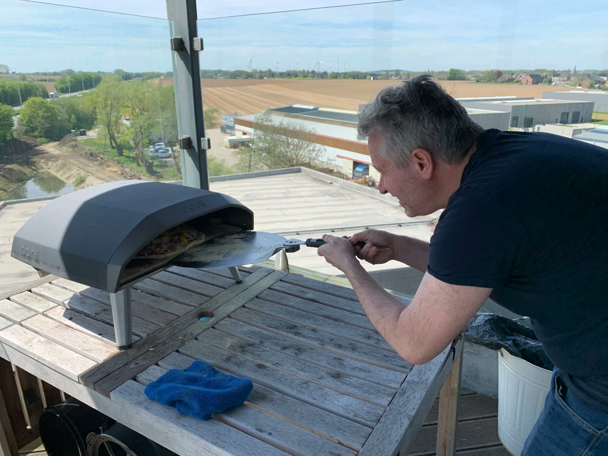 PIZZA TIME 🍕

Cette semaine, nous avons décidé de faire des pizzas maison. Tout le monde a mis la main à la pâte et nous avons passé un moment convivial ensemble. 

Merci à Etienne, notre pizzaïolo en chef. 👏

#team #pizza #homemadepizza #funatwork