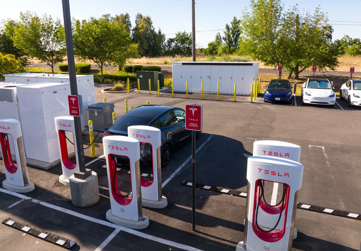 Tesla_Megapack's tweet photo. You may have noticed Megapacks at Supercharger sites across California.
 
With a Megapack, Superchargers can:
- Reduce peak power draw from the grid during times of high demand
- Draw energy from the grid when electricity costs are low & store it to use when electricity costs are high
- Support the grid during the hottest days of the year ⚡️
