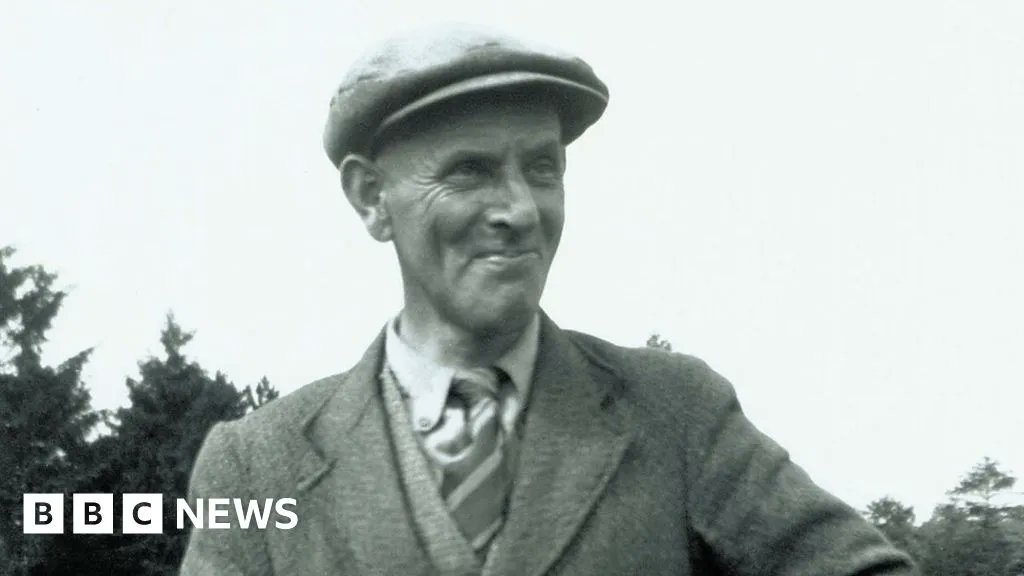 THP_Local's tweet photo. #SuttonHoo: Blue plaque unveiled at home of Basil Brown (via @BBCNews) https://t.co/5faaj0gUzc #Suffolk #Localhistory https://t.co/4QJFcWJi7s