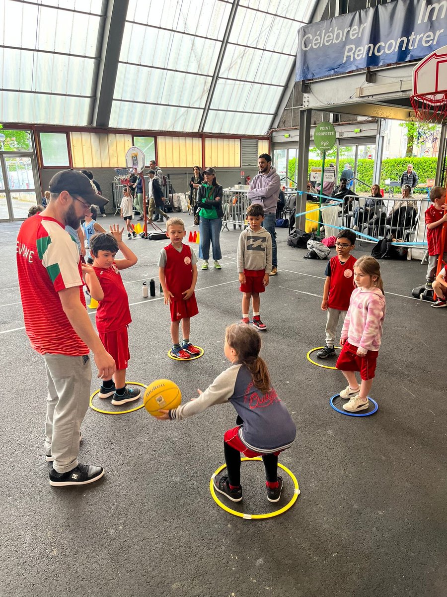 ffbasketball's tweet photo. 🗣️ "La même ferveur, le même engouement !"
La 30ème édition de la #FNMB bat désormais son plein partout en France comme ici à la Foire Expo de Pau avec le Comité du 64.
🔍 Focus sur l'opération menée dans les Pyrénées-Atlantiques : https://t.co/fJ0NSiNQHN https://t.co/B5xTcybfGE