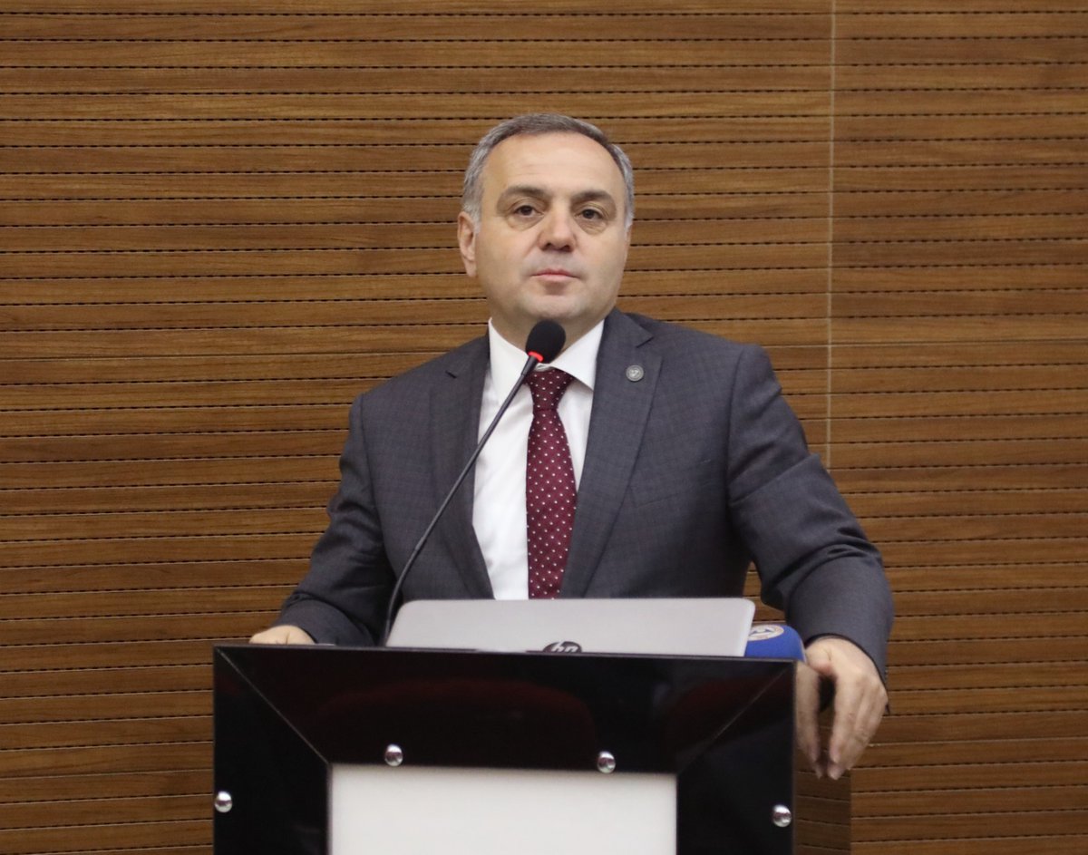 ProfFatihAltun's tweet photo. 36.Ulusal Dilbilim Kurultayı’nı değerli akademisyenlerimizin katılımları ile Üniversitemiz ev sahipliğinde gerçekleştirdik. Bu önemli etkinliğin düzenlemesinde emeği geçenlere teşekkür ederim. https://t.co/vJ7U5Q2BUE