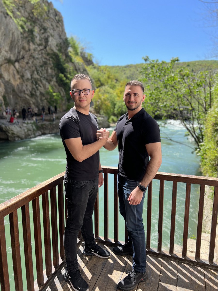 MrNeverG1veUp's tweet photo. Tiefe Freundschaft ist nicht an Worte gebunden. Ein Blick reicht und alles ist gesagt. Kennt ihr das? 😃
#life #friends #vrelobune https://t.co/jNxbmXae2G