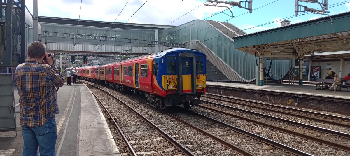 NotYOLOSmh's tweet image. It feels like yesterday this happened 

455907 being dragged to Newport docks to be scrapped 😔

Was quite shocking see this since the class 701 isn't in service yet 
#Class455
