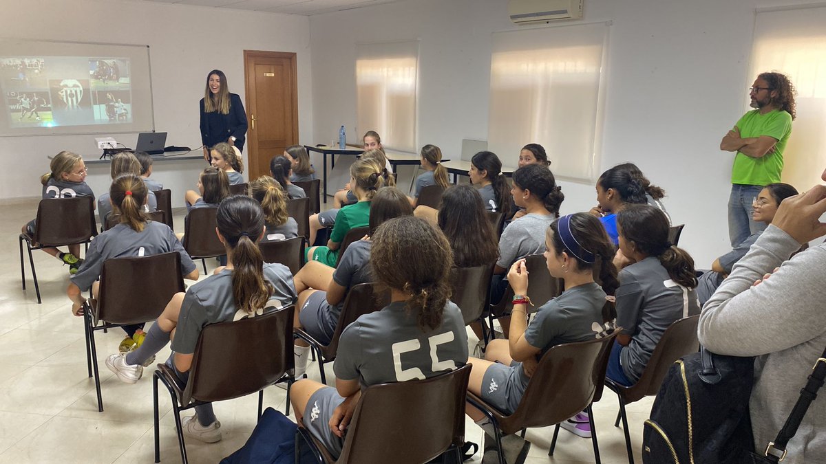 Ayer en <a href="/RIBARROJACF1942/">RIBARROJA C.F.</a> las niñas de la escuela recibieron visita de lujo. Mi querida <a href="/andreaesteban10/">Andrea Esteban</a> contando a las futuras futbolistas la historia de una jugadora profesional; trabajo, esfuerzo, sacrificio y disfrutar cada momento. Cada entrenamiento. Cada día de fútbol
⚽️❤️