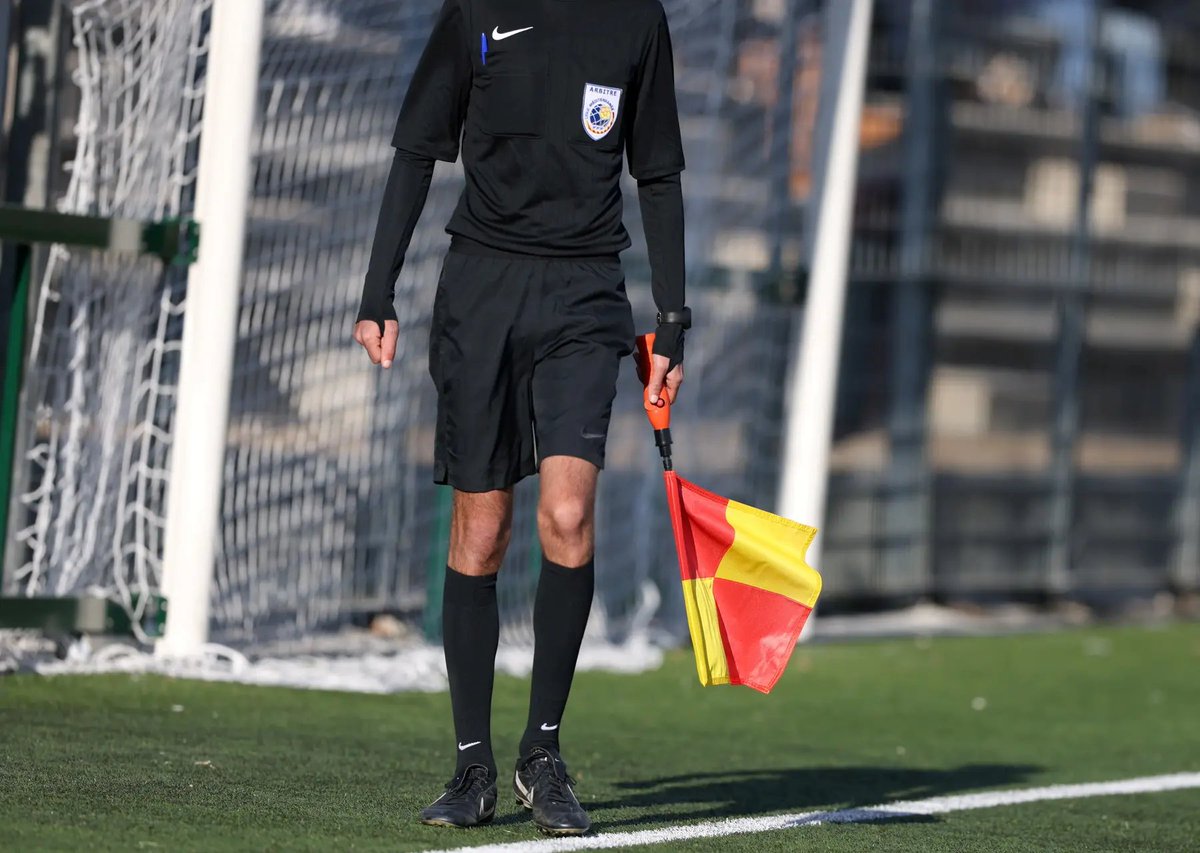 lnstantFoot's tweet photo. Un joueur a été suspendu 30 ans par la commission de discipline du District d’Eure-et-Loir pour avoir violemment agressé un arbitre lors d'un match de D4 entre Brezolles et Chérisy.

Trois autres joueurs de Chérisy ont également été suspendus 5 ans pour des actes de barbarie et de brutalité. 

L'arbitre avait eu 20 jours d'ITT.