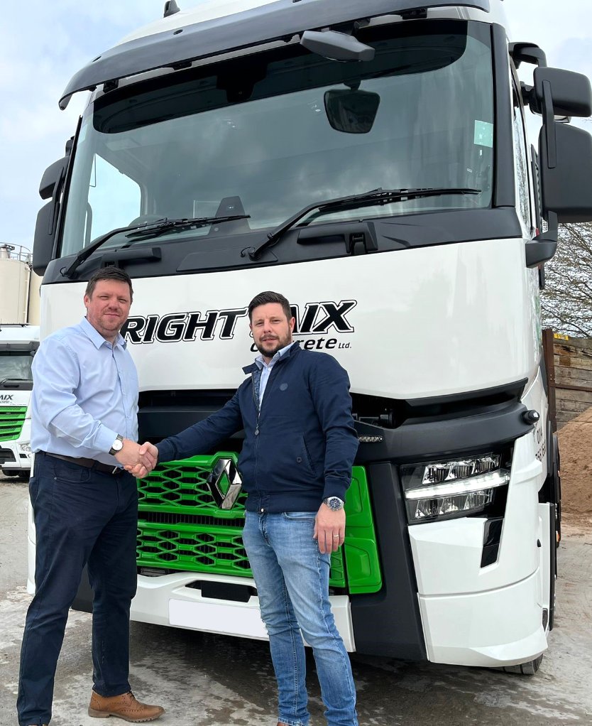 ThompCommLtd's tweet photo. This looks amazing!

Driving into action for Right Mix Concrete Ltd is this #RenaultTrucks T Range 520 6x2. The vehicle features Mellors UK blowing equipment, a DVS kit, and Dura-Bright wheels. Handed over by Andy Middleton.

#CustomerHandover https://t.co/aHEZK5SKsC