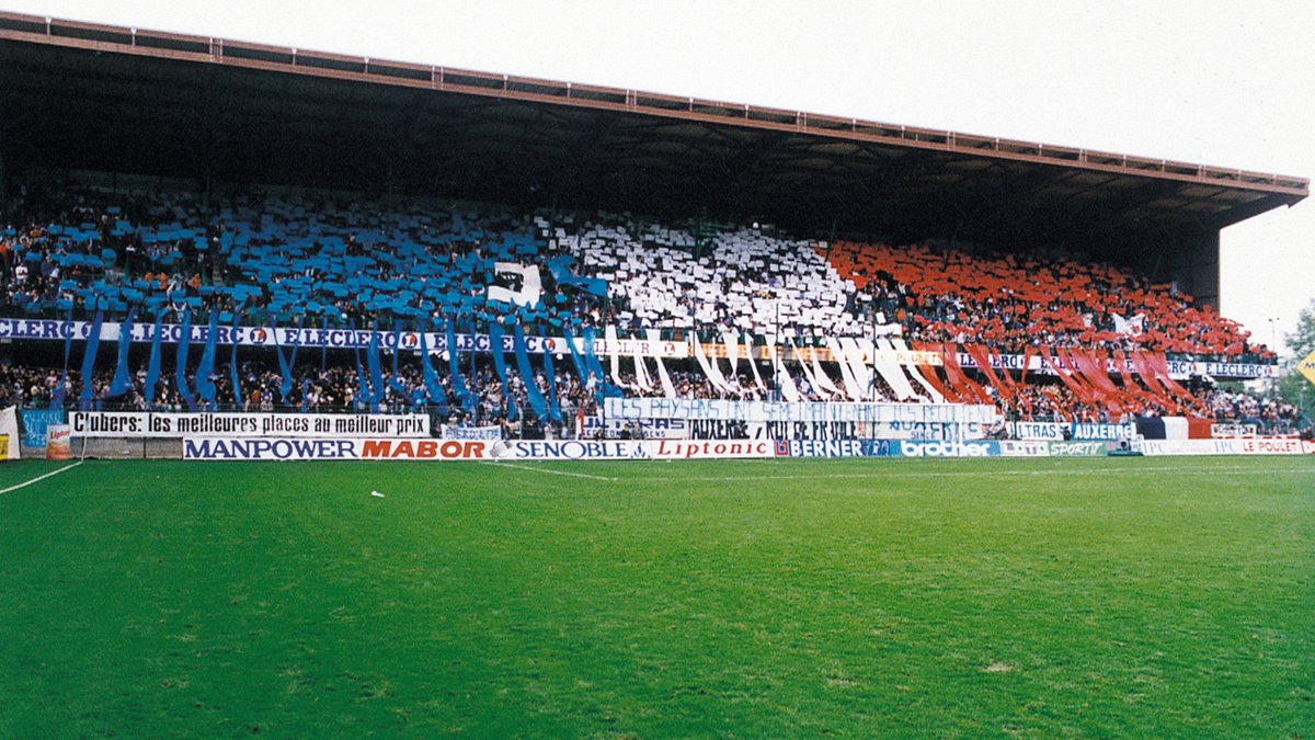 AJA's tweet photo. 🏆 Il y a tout juste 27 ans, l’AJA faisait match nul à Guingamp et signait un immense exploit : le doublé Coupe de France – championnat.

On souhaite donc un joyeux #AJAnniversaire aux héros de cette saison 1995-1996 et à tout le peuple auxerrois ! 💙🤍

#TeamAJA https://t.co/rUuwDzqD6K