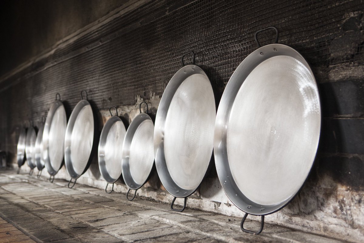 wikipaella's tweet image. Los vascos han ayudado mucho a la expansión de la paella.

Su industria siderúrgica democratizó la paella, suya es la primera receta escrita (1864) y tienen el concurso de paellas más antiguo y multitudinario de España.

Pero “No, la paella no es vasca”.

lavanguardia.com/local/valencia…