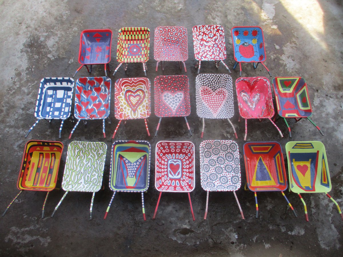 Savonlinnan seurakunnan kesätyöntekijäin kärrit tämän vuoden väreissä ja kuosissa.  Maalaaja on seurakunnan haudankaivaja Marko Ruuskanen.
facebook.com/photo?fbid=296…