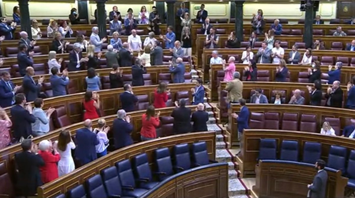 🔴 ÚLTIMA HORA

El Congrés en peu aplaudint a <a href="/joanbaldovi/">Joan Baldoví ;)</a> en la seua última intervenció.