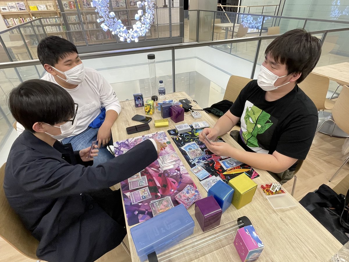 kyoto_tech_'s tweet image. 【学生の放課後🏫】
授業終わり2階のTECH Libraryでは学生達がポケモンカードで遊んでいました!
今、流行りのポケモンカード楽しそうですね😆
#京都テック #京都tech #techlibrary #ポケモンカード