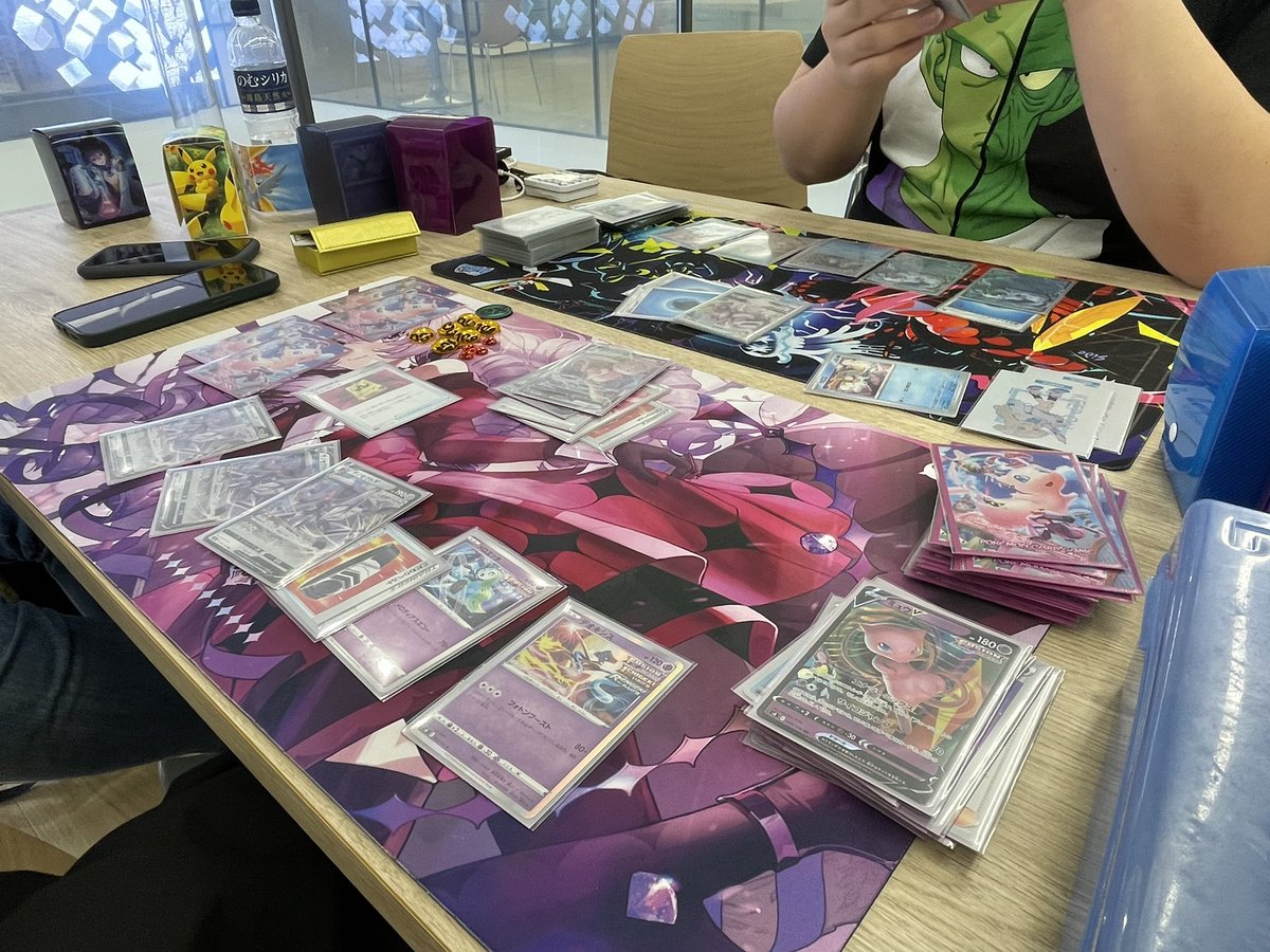 kyoto_tech_'s tweet image. 【学生の放課後🏫】
授業終わり2階のTECH Libraryでは学生達がポケモンカードで遊んでいました!
今、流行りのポケモンカード楽しそうですね😆
#京都テック #京都tech #techlibrary #ポケモンカード