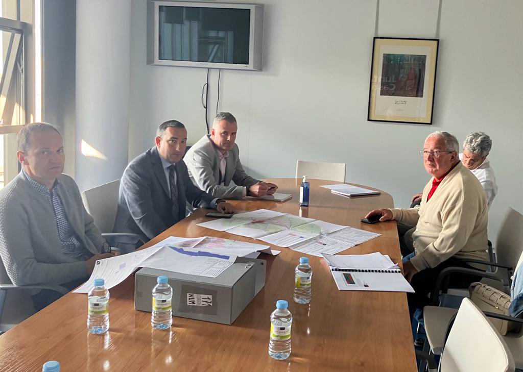 eloy1271's tweet photo. Desde la @jcyl queremos ser útiles a los ayuntamientos y facilitar sus proyectos. Hoy, reunión de trabajo con #Ledrada que necesita suelo industrial. #Empresas
#pueblospujantes
#Salamanca https://t.co/vyew4EqZuV