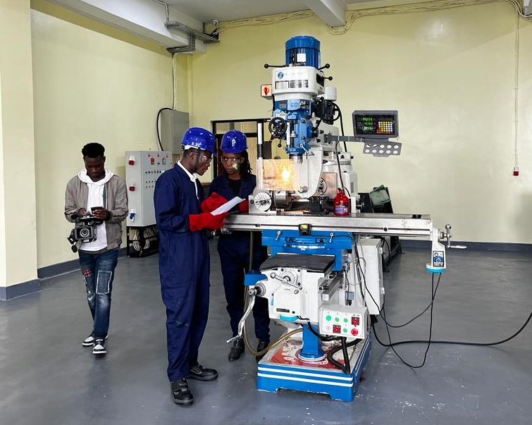 Inauguration du département de mécatronique de l'@IPRC_Tumba en présence de la ministre d'état <a href="/ClaudetteIrere/">Claudette Irere</a> et de l'Ambassadeur de France <a href="/antoine_anfre/">Antoine Anfré</a> 

Ce projet, financé par l'<a href="/AFD_France/">Agence Française de #Développement (AFD) 🇫🇷 🇪🇺</a> permettra aux étudiants de se spécialiser dans ce domaine essentiel pour l'industrie