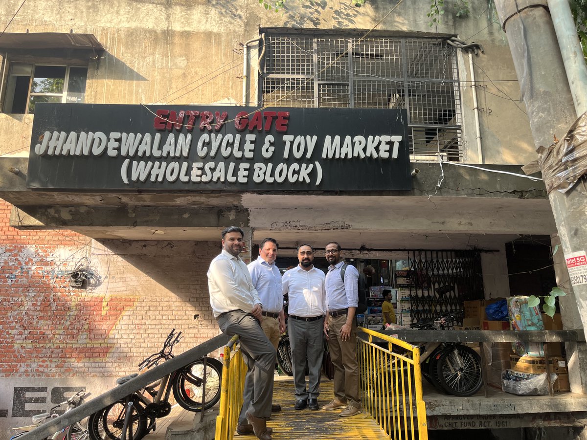 TideBusinessIND's tweet photo. 🔊 🇮🇳 Tide's leaders recently visited #market areas in #Delhi where #smallbusinesses operate, & they were amazed by their spirit of #entrepreneurship & #innovation.
#TideBusinessIndia #AbBusinessHuaAasaan #ThinkMSMEThinkTide #smallbusiness #freelancers #startups #india https://t.co/GuCtzcPWCV