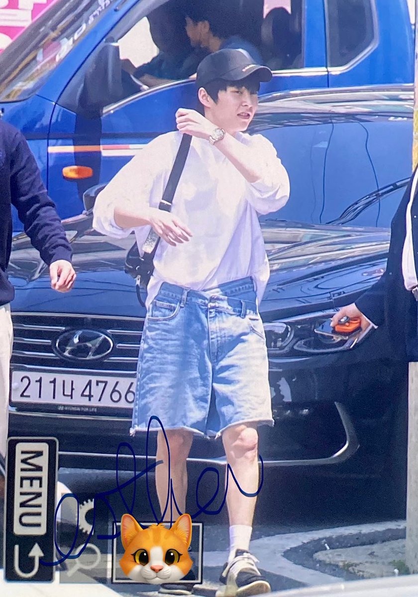 sehunsilog's tweet photo. mukhang bata pa 'to ah matagal pa siguro 'to mag-eenlist https://t.co/HVlGaa7IWZ