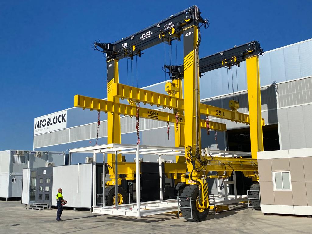 _neoblock's tweet photo. La producción de grandes componentes requiere medios de traslación y carga adaptados a sus características. ¿Qué sale en estos días de nuestra fábrica de Toledo? https://t.co/QegifFwlJe #ConstrucciónModular #BeModular #Industrialización #CasasNeoblock #EdificiosNeoblock https://t.co/tyoX3eCmMQ