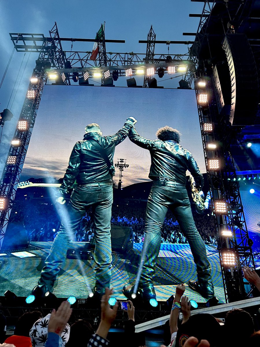 henner37's tweet photo. @springsteen @jakeclemons I like these two very much #Dublin #RDSarena https://t.co/9nYCmqKgO5