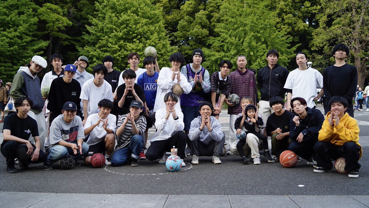 tatsu7s's tweet photo. 代々木サイファー次回は5/20(土)です！

人数も増えてきていろんな世代がミックスしてる最高の雰囲気になってきました。

フリースタイルフットボールはボール一個あれ��どこでも1人でもできるけど
仲間と一緒に蹴った時の方が楽しさは倍

次回もたくさんの参加待ってます！

https://t.co/dv6Uz8a3m6 https://t.co/Ny5UgAOe3g