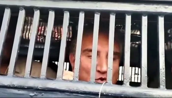 Drbabarali's tweet photo. اسد عمر کے بعد شاہ محمود قریشی کو بھی گرفتار کر لیا گیا، پولیس حکام کے مطابق شاہ محمود قریشی کو ریڈ زون سےگرفتارکیا گیا ہے۔ پولیس ذرائع کا کہنا ہے کہ اسد عمر اور شاہ محمود قریشی کو تھانہ سیکرٹریٹ منتقل کیاگیا ہے https://t.co/MBnBVTXPpv