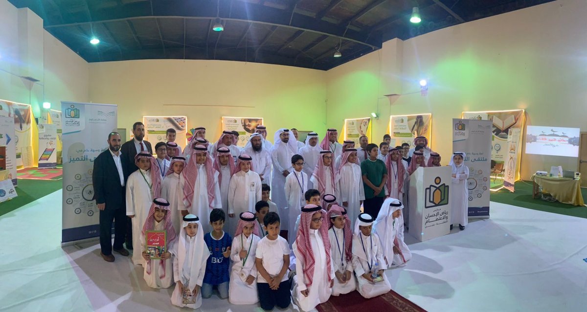 riadh_ehsan's tweet photo. تشرفت مدارس رياض الإحسان ومدارس الاعتصام الأهلية بنين بالدمام
 بزيارة كريمة  للأستاذ  / عبدالله بن صالح الحارثي 
مدير مكتب التعليم بغرب الدمام. 
والأستاذ/ عوض القحطاني مشرف الإدارة المدرسية
 لملتقى التميز الثاني  بالمدارس وقد أطلع على الأركان  التعليمية  . https://t.co/1Tf6Uc4KRu