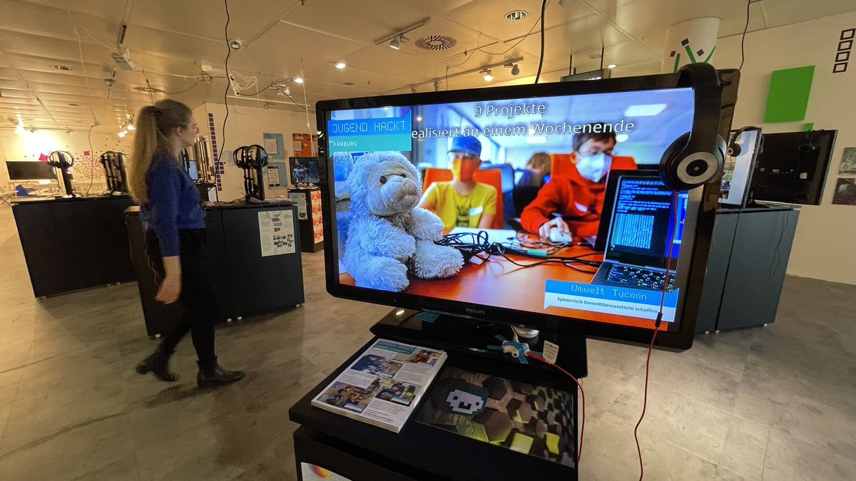 JHHHsupport's tweet photo. Hey, wart Ihr schon im #Jupiter bei @MedienNetz_HH ? Hier findet ihr Informationen zu unseren Aktivitäten, und ab 17 Uhr sind @ha_stern und @SandraSchink vor Ort und freuen sich auf einen Schnack mit Euch! Nehmt Euch gern Flyer mit!

#mediennetz #jugendhackt #JHHH #JHHHsupport https://t.co/xvOlKU7Nf1