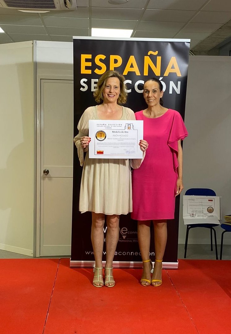 No hay dos sin tres..., recogiendo Medalla de Oro obtenida por nuestro Ribón Rosado 2022 en el Concurso Nacional de Vino España Selección.