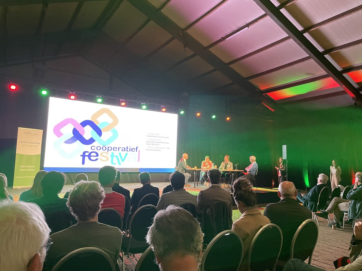 Boeiend plenair programma bij Coöperatief Festival in Hellum. Veel sprekers, waaronder digitale bijdrage van Gronings kamerlid <a href="/StienekevdGraaf/">StienekevanderGraaf</a>.