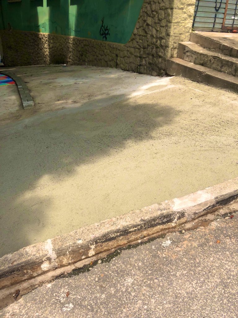 MasterSanGroove's tweet photo. Nova guia de acesso a praça. Na Vila Romana. (Rua Macelina) Restringe acesso a uma garagem e causa acidentes a criança que vão ao playground. Acidentando tbm idosos em suas caminhadas. Acessibilidade para cadeirantes. Impossível! #BDSP https://t.co/x0NSUib0WV