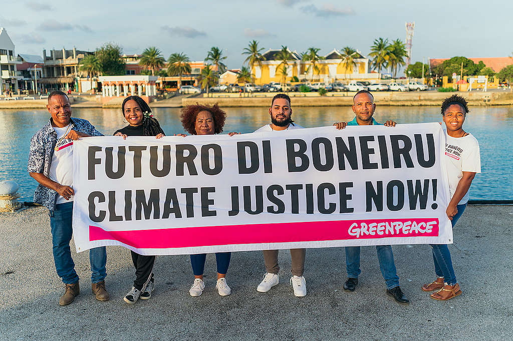 Greenpeace en zeven individuele eisers sommeren de Nederlandse overheid om meer te doen om Bonaire te beschermen tegen klimaatverandering. Een van de eisers, Kjelld Masoud Kroon, en <a href="/faizaoulahsen/">Faiza Oulahsen</a> van <a href="/GreenpeaceNL/">Greenpeace Nederland</a> vertellen erover.
(foto: Roëlton Thodé / Greenpeace)