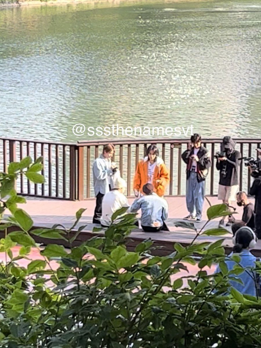 seventeen divided into small team and filming in some public areas today:

mingyu, dokyeom, the8, dino: at seongsu-dong
hoshi, wonwoo, woozi, vernon: at han river
scoups, jeonghan, joshua, jun: jamsil seokchon lake

people said it’s for going seventeen because hoshi handed out…