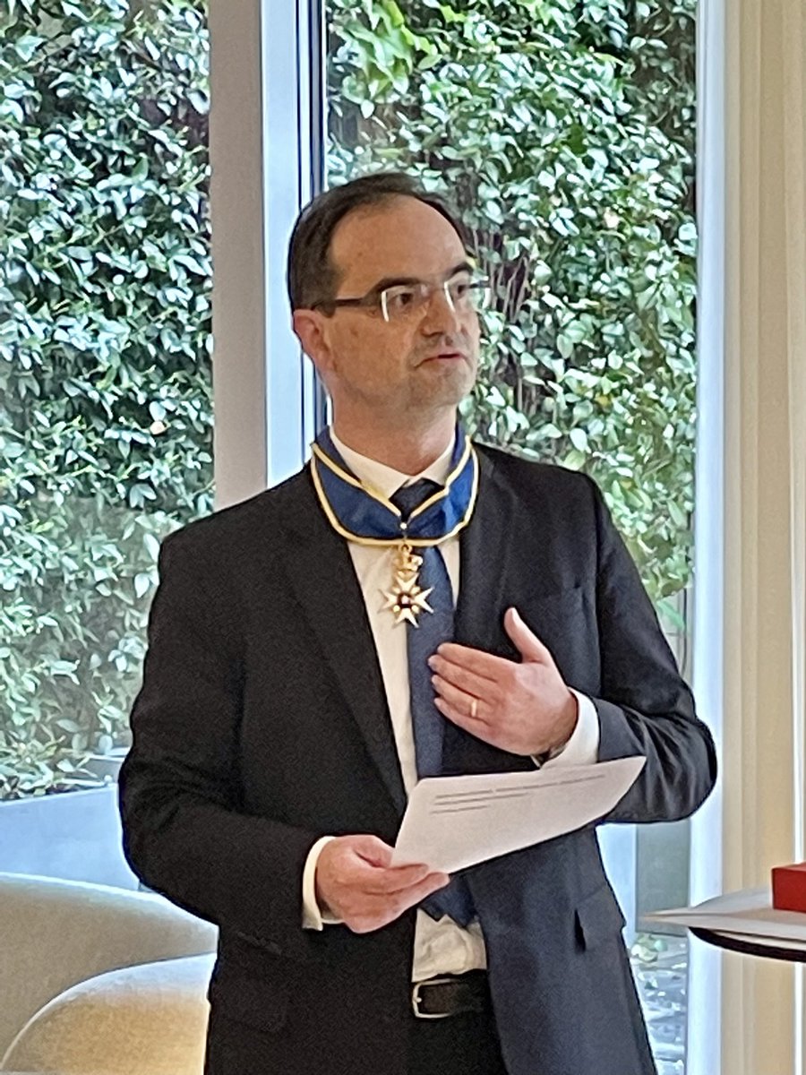 AmbassadeurSe's tweet photo. Hier soir, j’ai eu l’honneur de remettre l’Ordre royale de l’Étoile polaire à @pa_miquel, qui a fait preuve d’un engagement exceptionnel pour les rel 🇸🇪🇫🇷, notamment avec la création du partenariat 🇫🇷🇸🇪pour l’innovation et les solutions vertes. Très mérité ! @e_de_gonneville https://t.co/92bwaZbi3n
