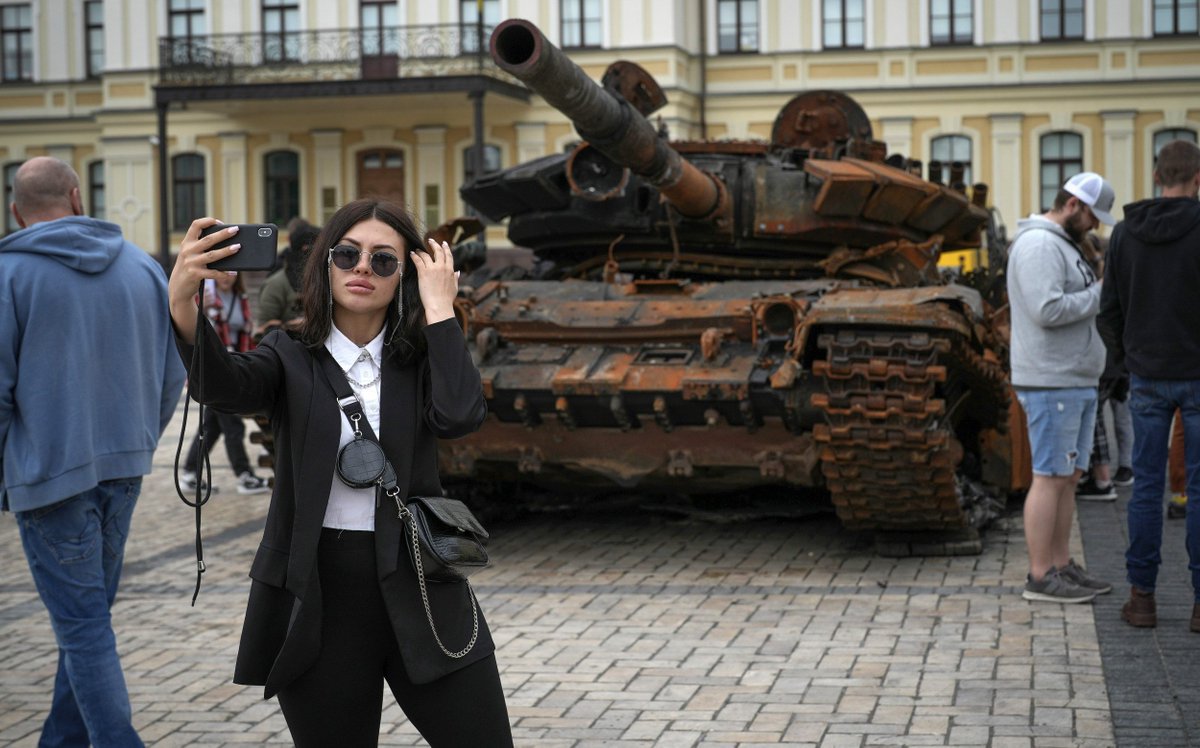 bsdebunker2's tweet image. Ci credo che la #moscovia ne ha fatto sfilare uno solo.
Perché tutti gli altri carri armati sono parcheggiati a #Kyiv, come trofei di guerra.
Una guerra che #Putler sognava di vincere in 3 giorni, e invece le sta buscando sode!
#SlavaUkraini 
#HeroyamSlava