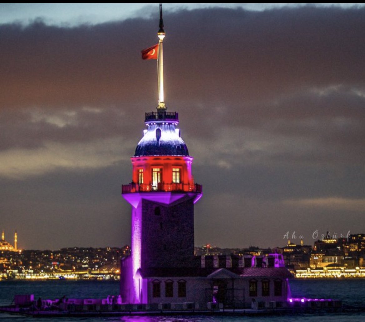 İstanbul Kız kulesine pavyon yapmışlar :)