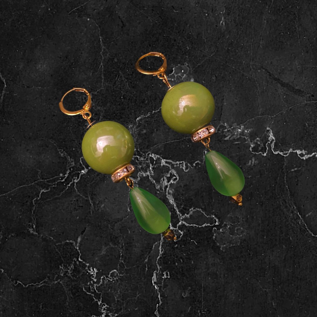 JewelleryMatt's tweet photo. The perfect spring earrings these gorgeous glossy green ceramic beads are paired with gold crystal rondelles and green glass teardrops (£16) 🌿
https://t.co/pmSXrrP2mQ
#MHHSBD #ElevensesHour #CraftBizParty #HandmadeHour #UKCraftersHour #sbutd https://t.co/FzdQsirJVj