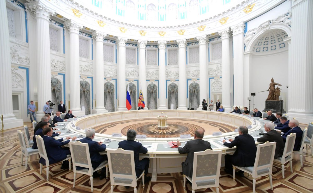 RotfrontSu's tweet photo. Песков сообщил ( https://t.co/k6TXspO9e4 ), что Путин не терпит некомпетентных людей.

Теперь понятно, почему он на совещаниях старается сесть подальше от депутатов Госдумы.

На фото встреча Путина с руководством Госдумы и главами фракций. https://t.co/w1KCvtYQ5c