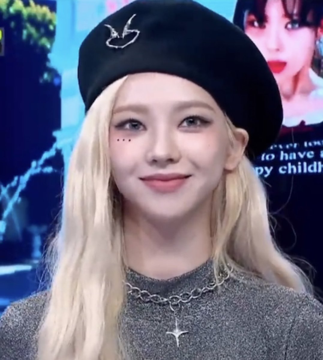 ujiminphoria's tweet photo. KARINA IN BERET + THE EYE MAKEUP OMG https://t.co/nAlBIPF56K