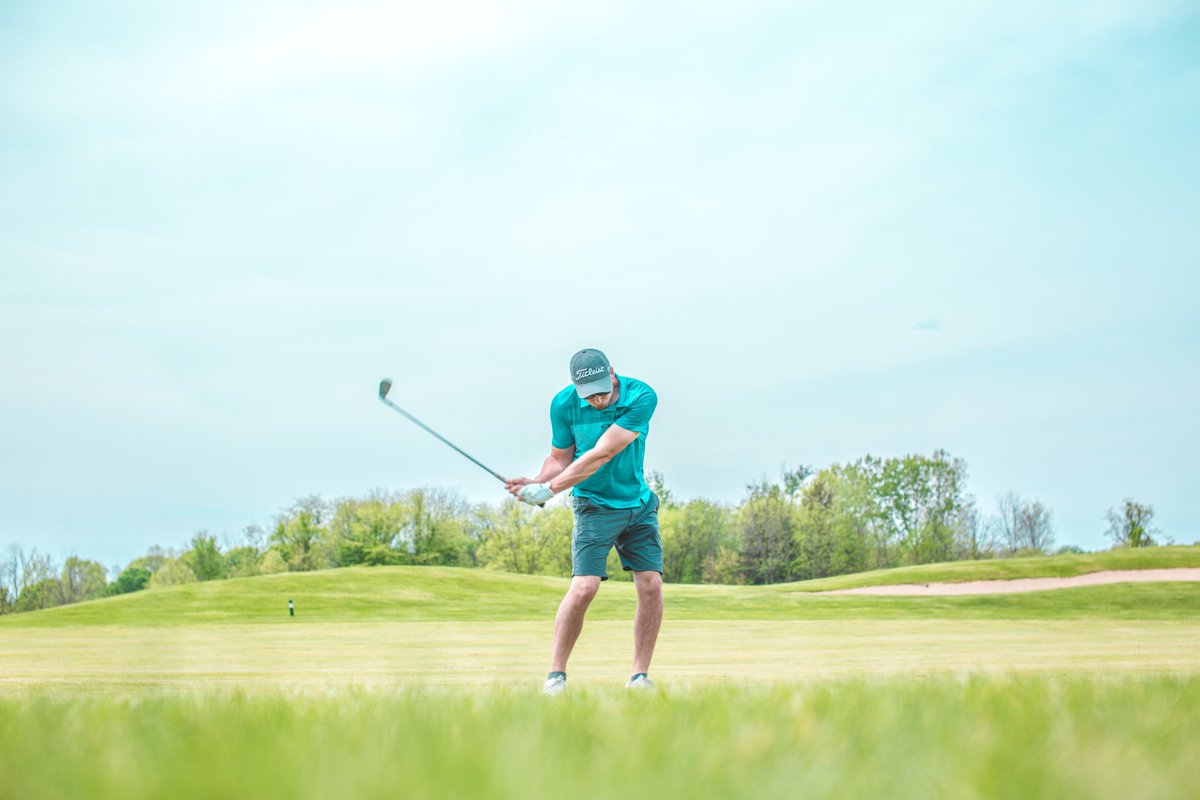 teetimetactic's tweet image. 1/ ⛳ Did you know that golfers who get custom club fittings lower their scores by an average of 3 strokes? 😱 Unlock the secrets to better golf with custom golf club fittings! #GolfTips #LowerYourScore