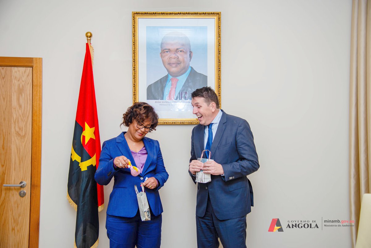 A Ministra do Ambiente, Ana Paula de Carvalho Pereira recebeu hoje (quarta-feira, 10)  em audiência, o Representante de Sua Excelência Embaixador do Reino dos Países Baixos em Angola, o Senhor Tsjeard Roelf Hoekstra.
