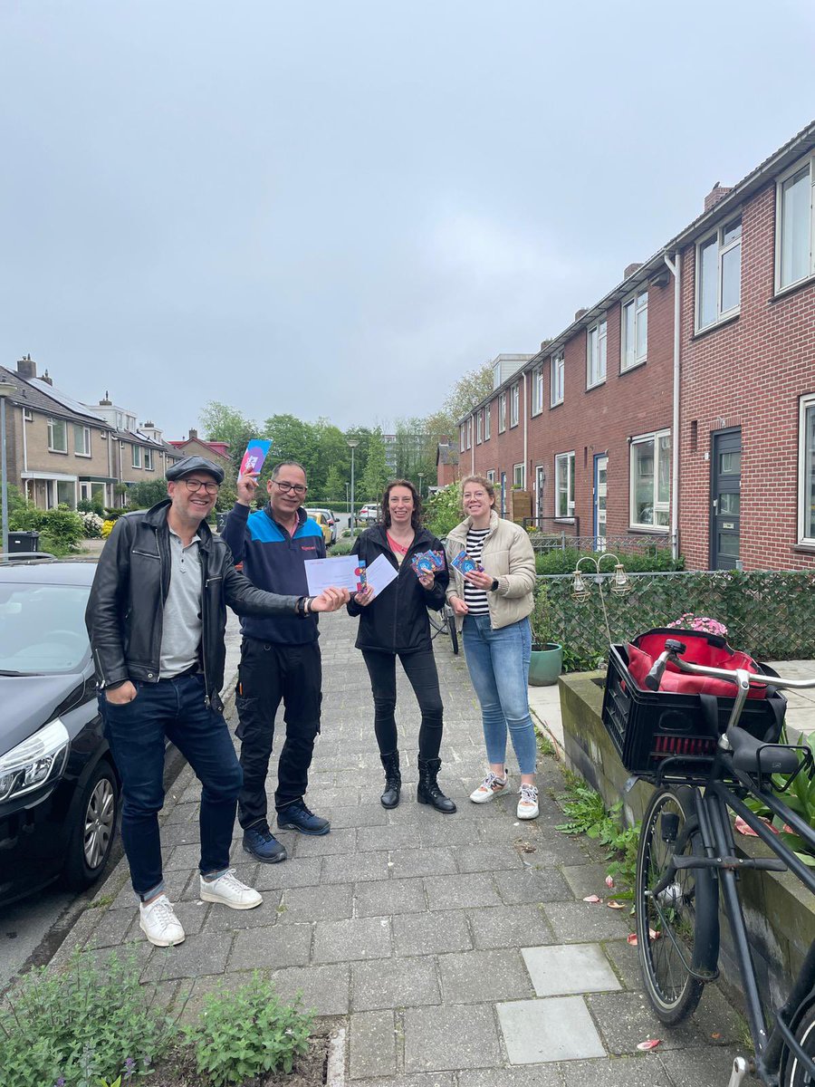 We hebben meer dan 100 gezinswoningen in <a href="/Vinkhuizen/">Vinkhuizen</a> verbeterd. Er is o.a. dubbel glas, zonnepanelen, dak- en spouwmuurisolatie aangebracht. Als dank voor de medewerking hebben we zowel de huurders van @Nijestee als de eigenaren een kadootje gebracht 😀 Bedankt allemaal!