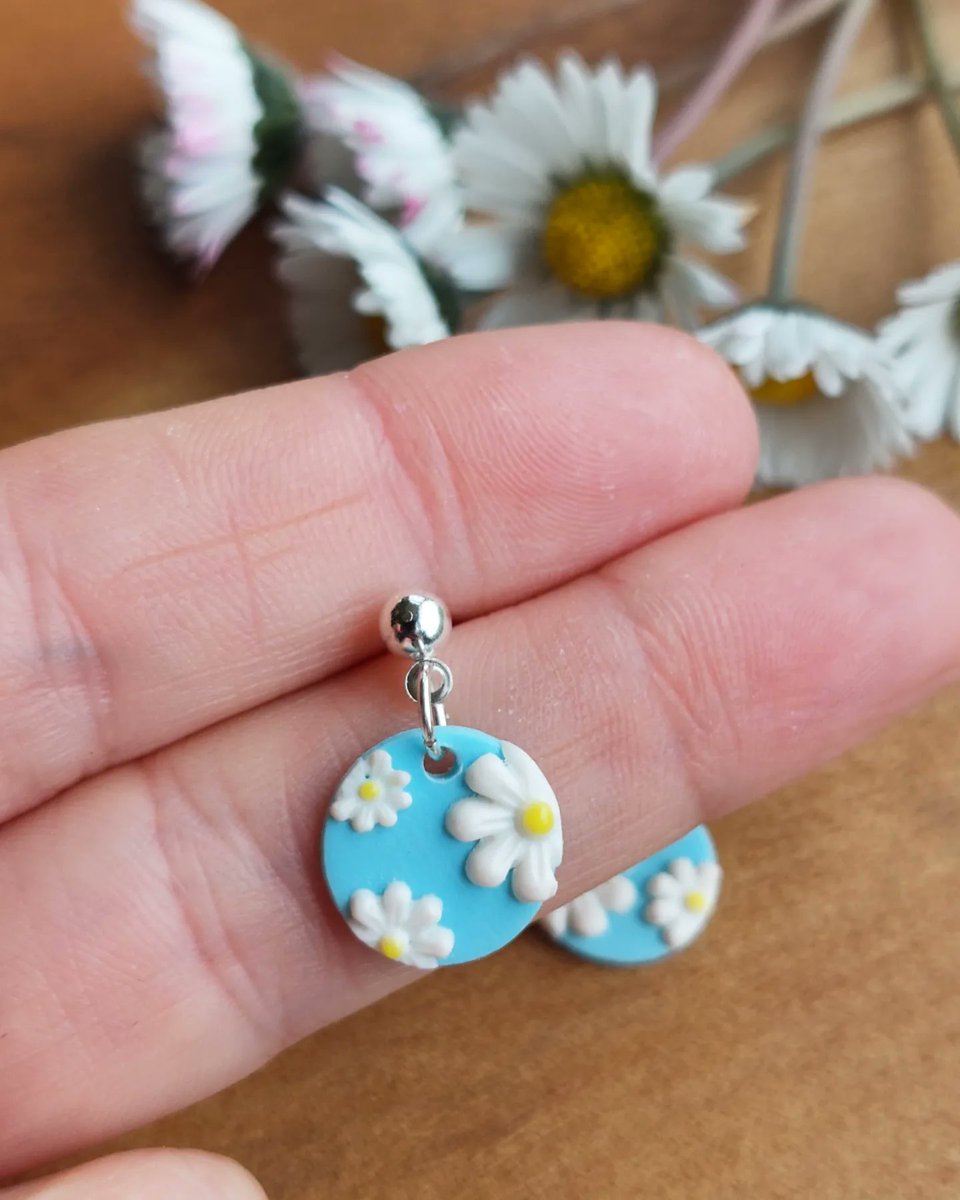 🌼🌼🌼🌼🌼🌼🌼🌼🌼🌼🌼🌼🌼🌼

Dainty daisy dangles are now available at the link below ⏬️ 

duilireland.myshopify.com/products/daint…

.
.
.
 #polymerclay #buyirish #buyirishonline #buyirishfashion #lovemadelocal #daintyjewelry #dúil #giftsforgirls