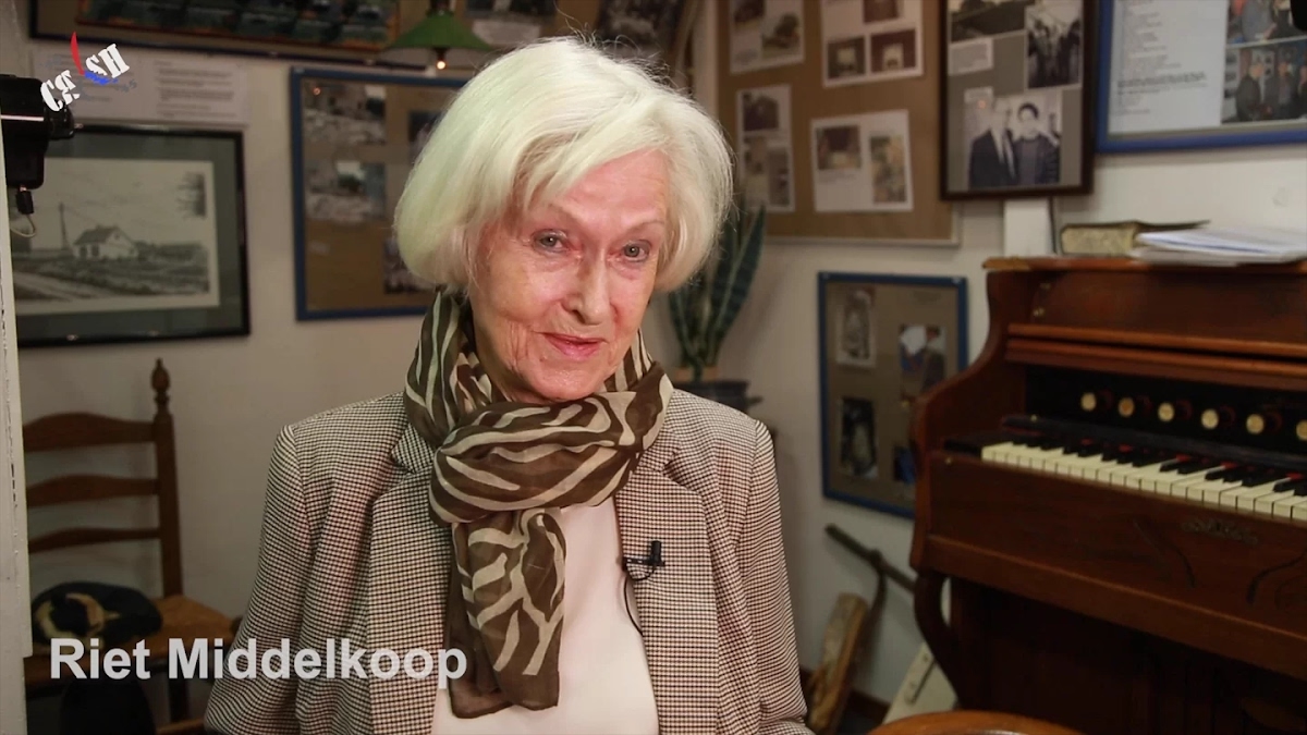 Het CRASH Luchtoorlog- en Verzetsmuseum  op Fort bij Aalsmeer viert Moederdag op 14 mei. CRASH heeft in de afgelopen jaren verhalen vastgelegd van overlevenden en nabestaanden. Op zondag vertonen zij ieder uur één van die registraties.  tinyurl.com/2n6htm98