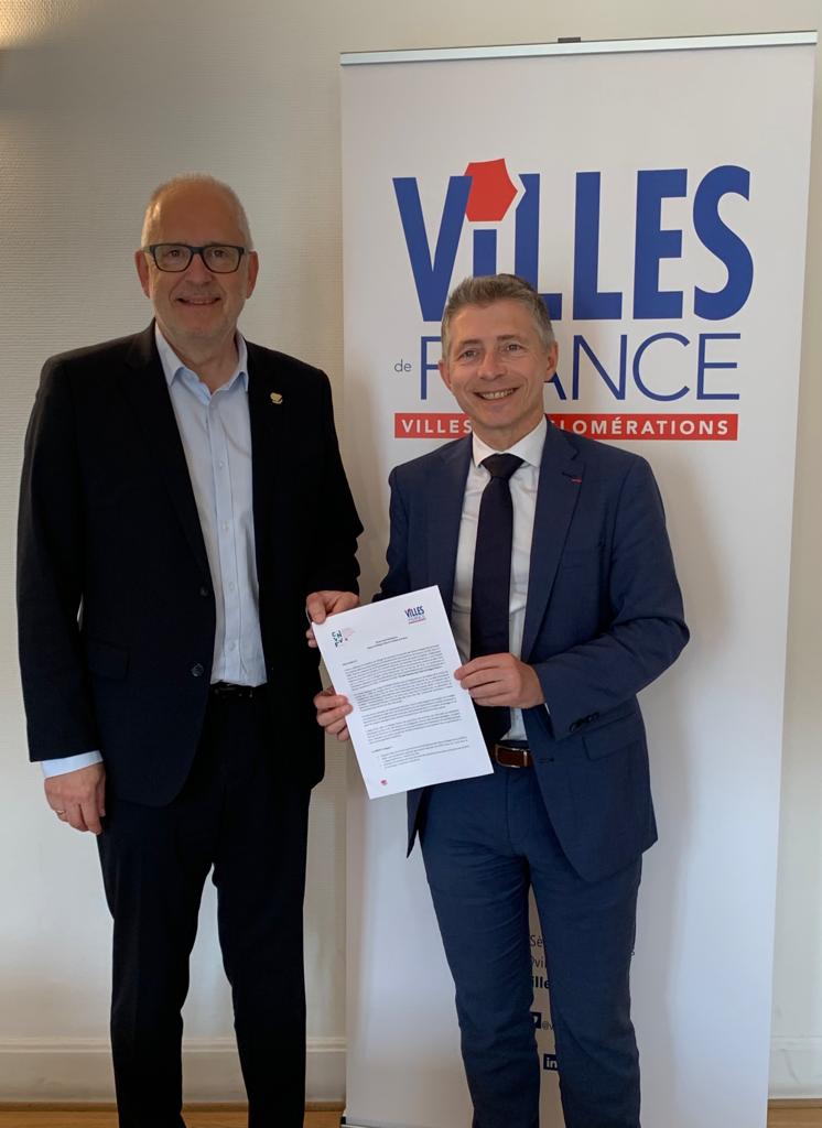 VVFleuris's tweet photo. Le #CNVVF et @VillesdeFrance s'associent pour valoriser la biodiversité en milieu urbain. 🦋@ThibautBeaute, Président du CNVVF a signé hier une charte de partenariat avec @GilAverous, Président de Villes de France afin de soutenir et promouvoir #VillesEtVillagesFleuris.🌷🌿 https://t.co/8PAno7rFEy
