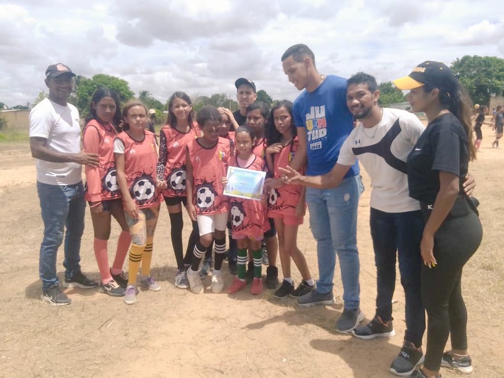 AnzoateguiMrt3's tweet photo. ¡JUVENTUD TUPAMARO REBELDE! 🏆🔴⚫

Desde @GuanipaMrt2, El equipo de kickingball Tupa Guanipa participo en los juego intercomunales quedando campeonas, demostramos que 
A través del deporte Fortalecemos valores como el compañerismo y disciplina.

#MaduroEsPueblo https://t.co/nqp4UwMgOX