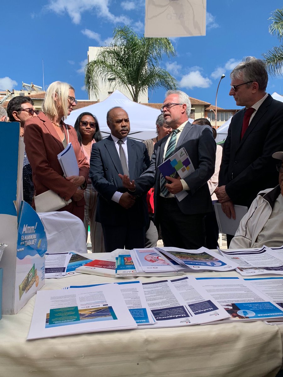 Yves Guicquéro (@yvesguicquero) on Twitter photo Visite du village des projets #TeamEurope, avec M le Ministre de L’Agriculture <a href="/MinaeOfficiel/">Ministère de l'Agriculture et de l'Elevage Mada</a> , Mme l’ambassadrice <a href="/UE_Madagascar/">UE à Madagascar & aux Comores</a> et M le conseiller de coopération <a href="/ambafrmada/">France à Madagascar 🇫🇷 🇪🇺</a>. Et passage devant le stand <a href="/AFD_France/">Agence Française de #Développement (AFD) 🇫🇷 🇪🇺</a> à #Madagascar Visite du village des projets #TeamEurope, avec M le Ministre de L’Agriculture <a href="/MinaeOfficiel/">Ministère de l'Agriculture et de l'Elevage Mada</a> , Mme l’ambassadrice <a href="/UE_Madagascar/">UE à Madagascar & aux Comores</a> et M le conseiller de coopération <a href="/ambafrmada/">France à Madagascar 🇫🇷 🇪🇺</a>. Et passage devant le stand <a href="/AFD_France/">Agence Française de #Développement (AFD) 🇫🇷 🇪🇺</a> à #Madagascar