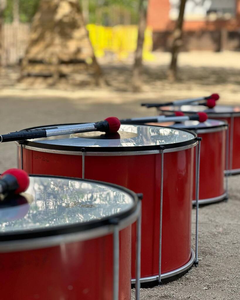 💪 Si vols fomentar la comunicació i la cooperació entre els membres de l'equip a la teva empresa, els nostres teambuildings de batucada són la solució! La música és una forma divertida i efectiva de connectar a les persones i de treballar en equip. 🤝… instagr.am/p/CsGU9dmtbub/