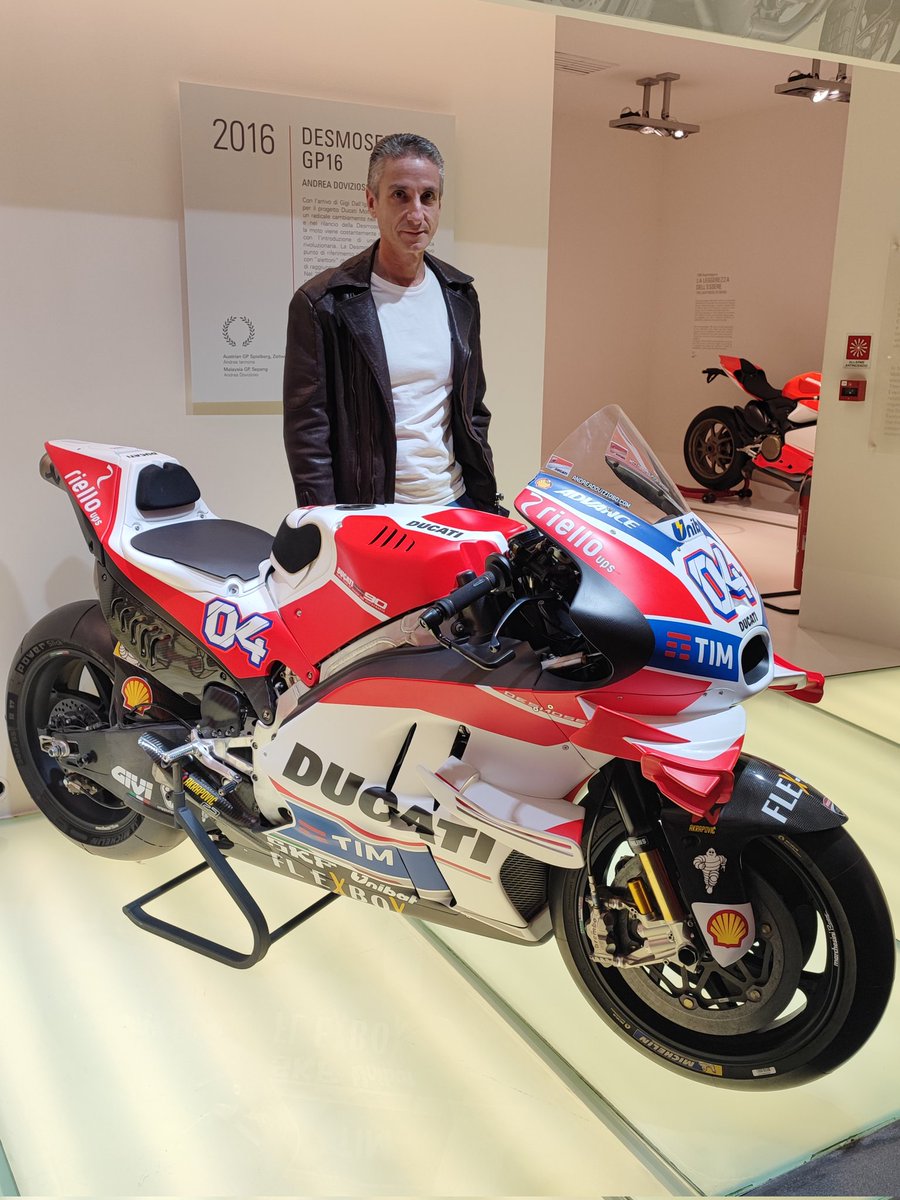 How special it was to be near the Ducati Desmosedici ridden by Andrea Iannone and Andrea Dovizioso.

#museoducati #ducatihistory #ducati #ducaticorse #ducatidesmosedici #desmosedici #motogp #ducatimotogp #gigidalligna #andreaiannone #andreadovizioso #desmodovi